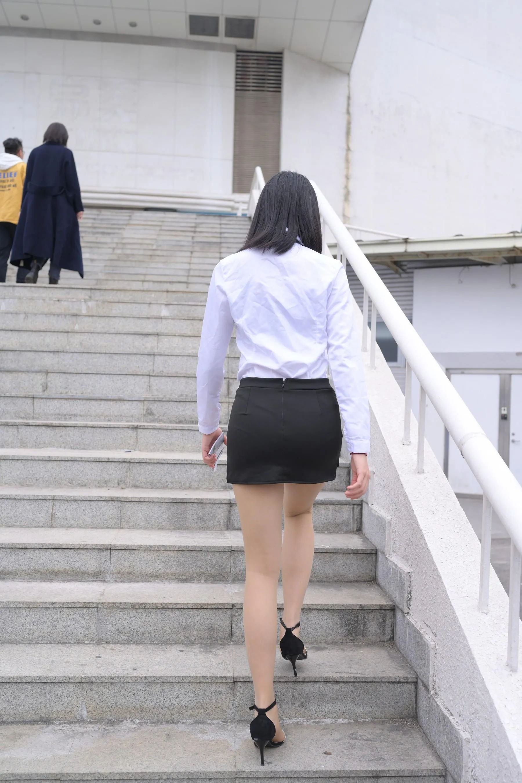 [魔镜街拍] NO.084 程生街拍-商城推销美女长腿肉丝制服 [456P]插图1